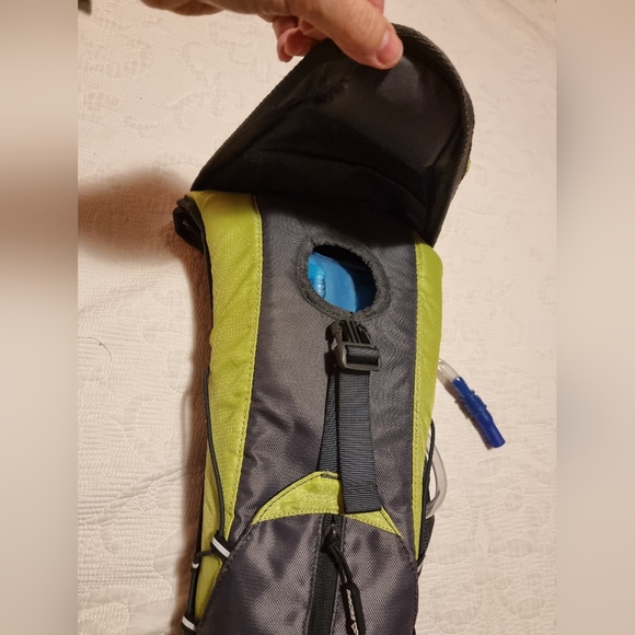 🩶Host Pick🩶Escape 2L hydration backpack hiking running - Picture 15 of 16